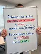 Post educativo con lavagna scritta a mano